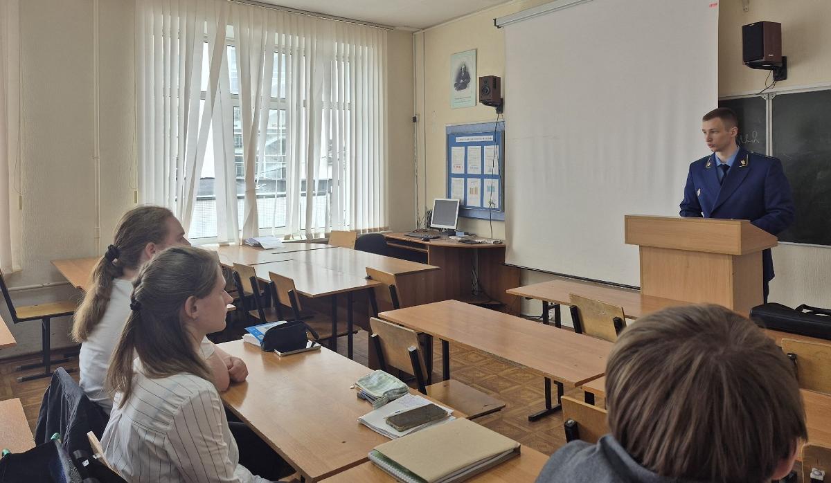 Прокурор Ленинского района города Смоленска провел встречу со студентами